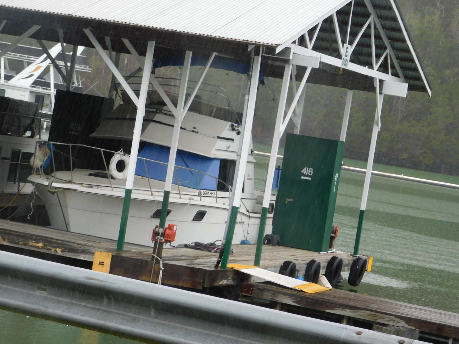 1985 Carver 32 cabin cruiser with slip on Dale Hollow, Sunset marina