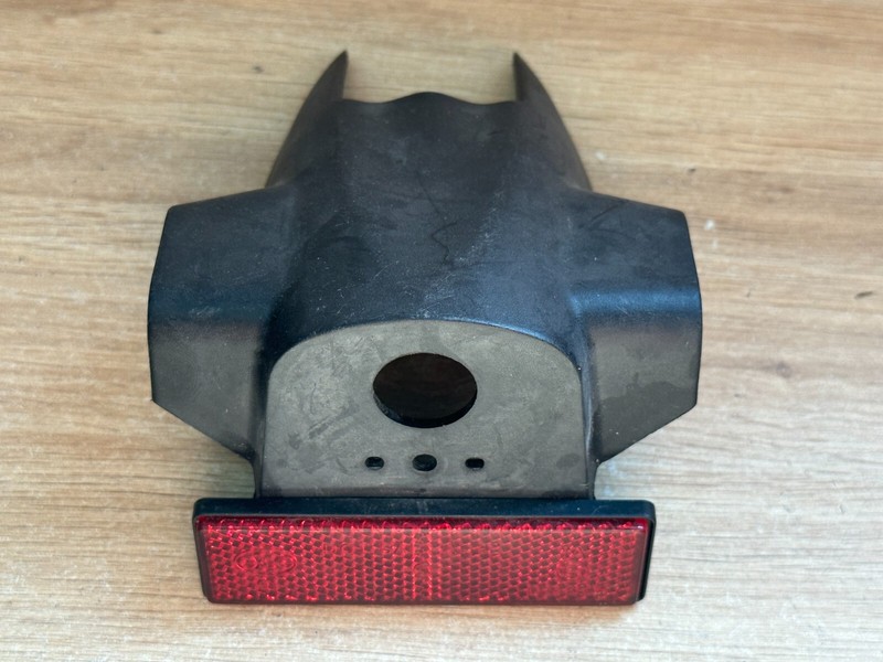 Un Cache Plastique Plaque De Bavette Arriere Triumph 2306353 675 Daytona