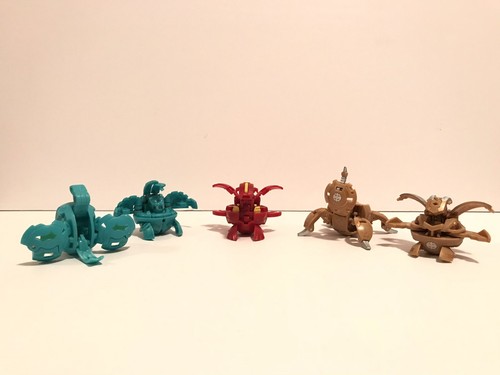 Bakugan Battle Brawlers - Lot Of 5 Brawlers + 12 Cards (4 magnetic) + Case