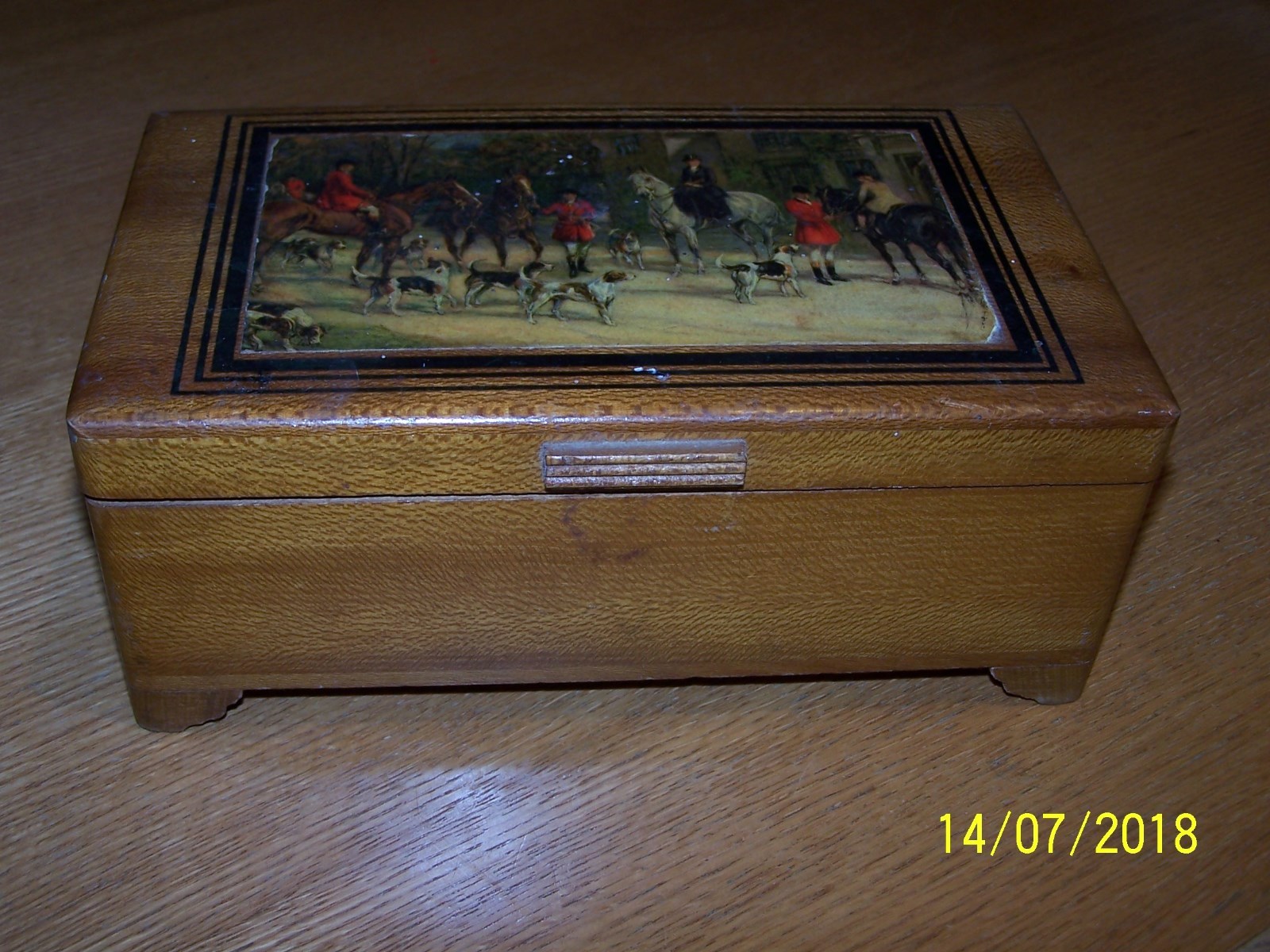 Vintage Footed Wood Trinket Jewelry Box Hinged Vintage Art on Lid 10