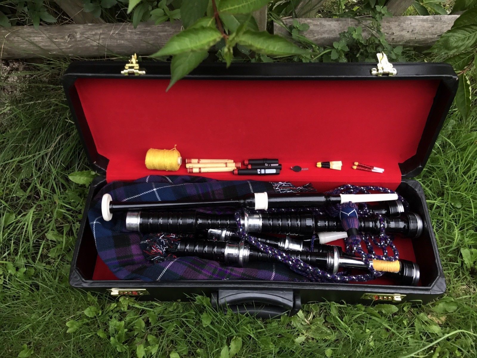 Professional Scottish Highland Bagpipes Silver Mounts Ultra Black Tartan