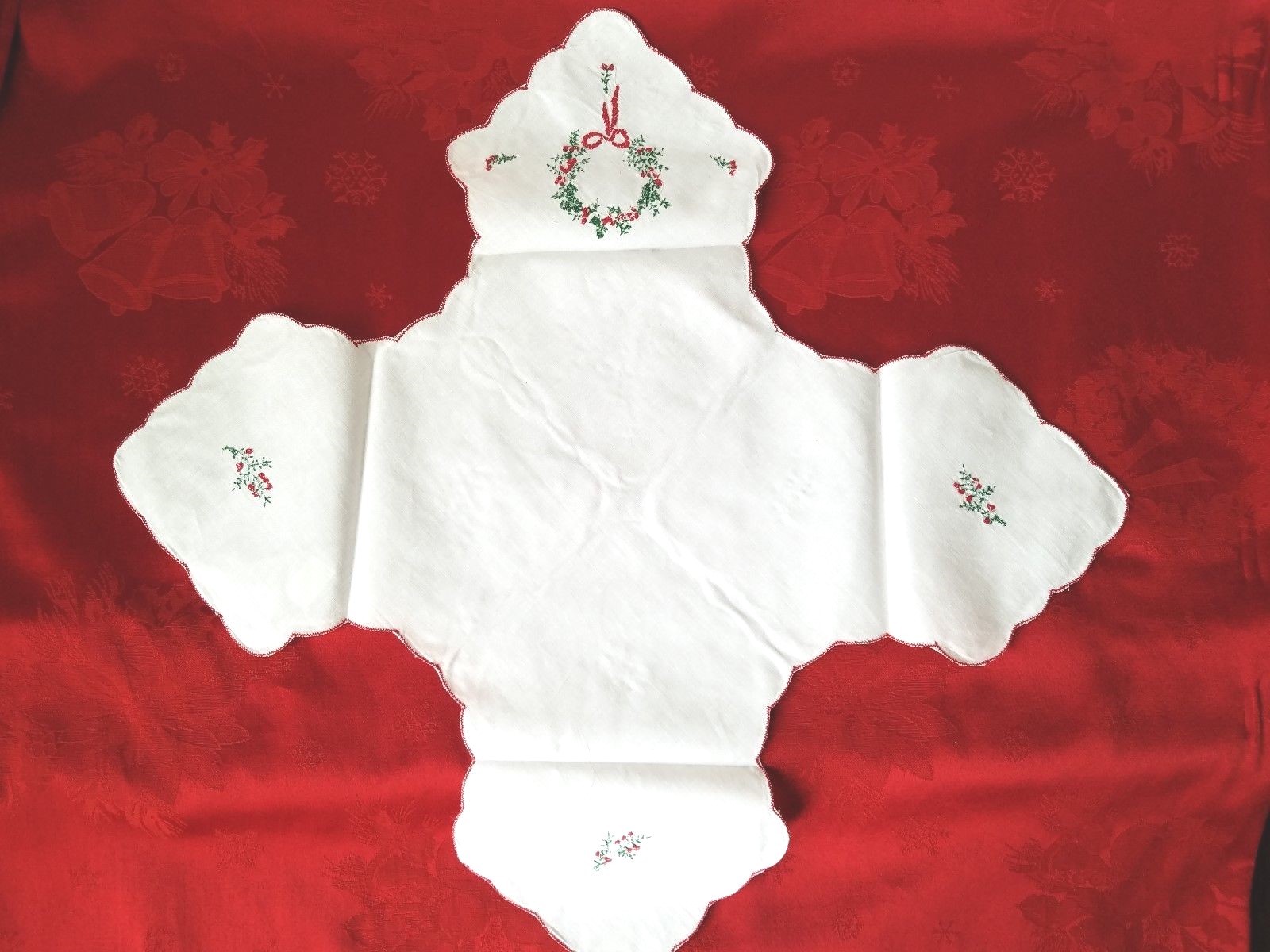 Christmas Holiday Cloth Napkins NEW SET OF 4 Wreath Holly Dinner Table Decor