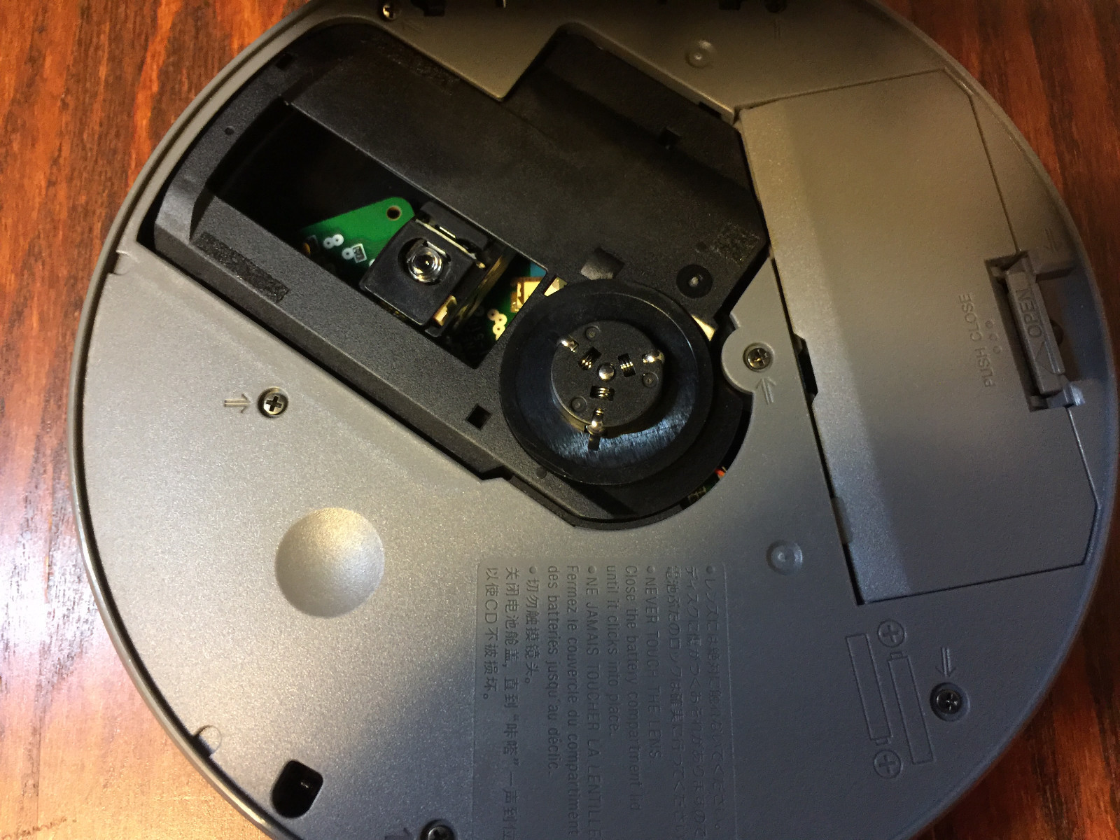 Sony CD / MP3 Walkman D-NE240 Fully functional, playback tested and working
