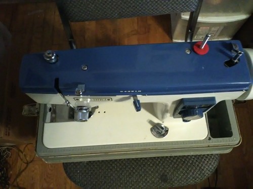 Vintage  Vouge Stitch Sewing  Machine model 535  Made in Japan and Works great