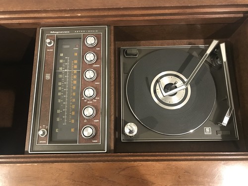 Vintage 1968 Magnavox stereo console AM/ FM  record player