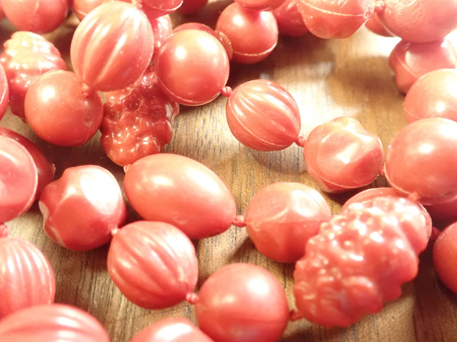 Vtg Patterned Red Plastic Necklace w/ Stretchy Owl Bracelet & Dangle Earrings