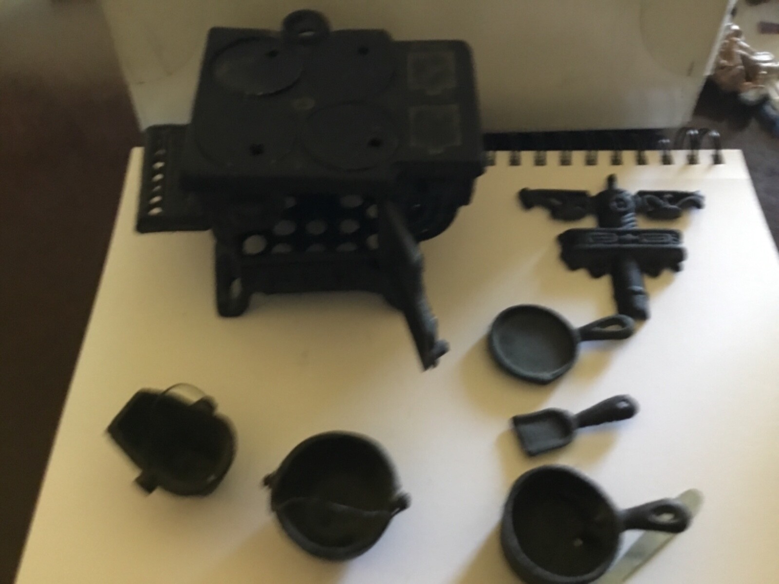 VINTAGE QUEEN MINI CAST IRON STOVE W/ ACCESORIES CHILD TOY DOLLHOUSE POTS PANS