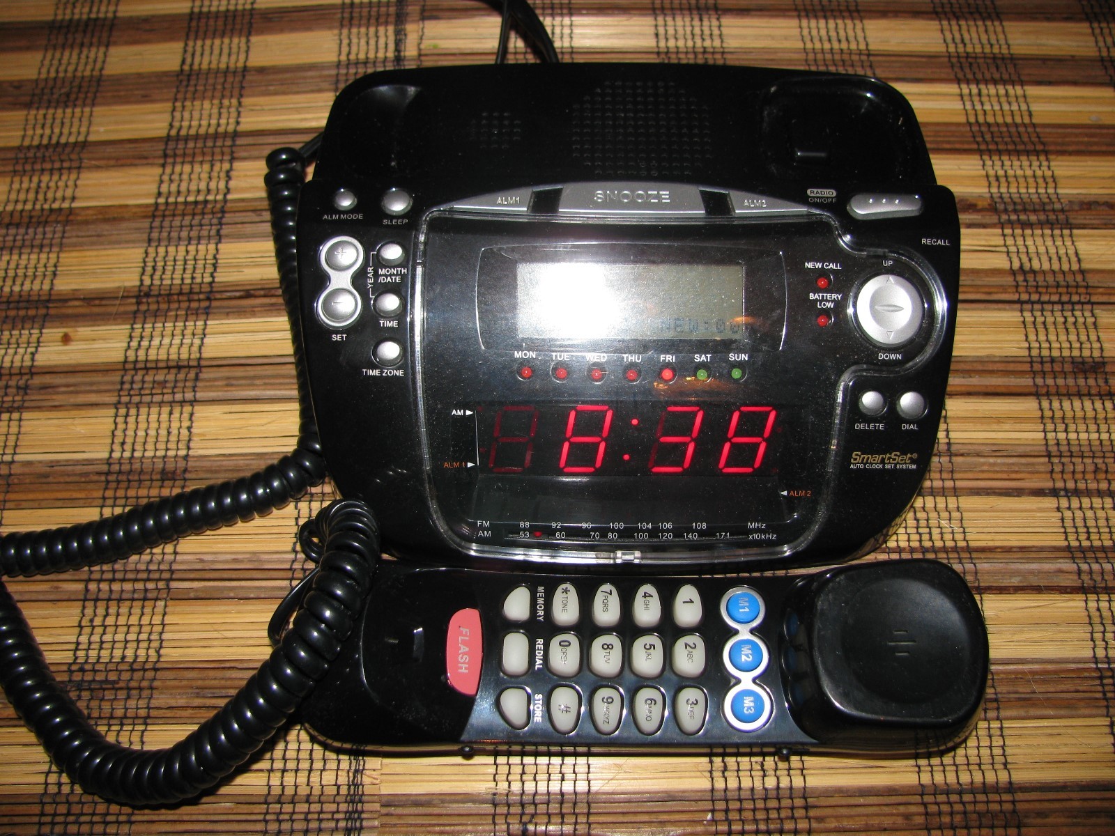 Emerson Research Dual Alarm Clock Radio TelePhone SmartSet Battery Backup Alarm