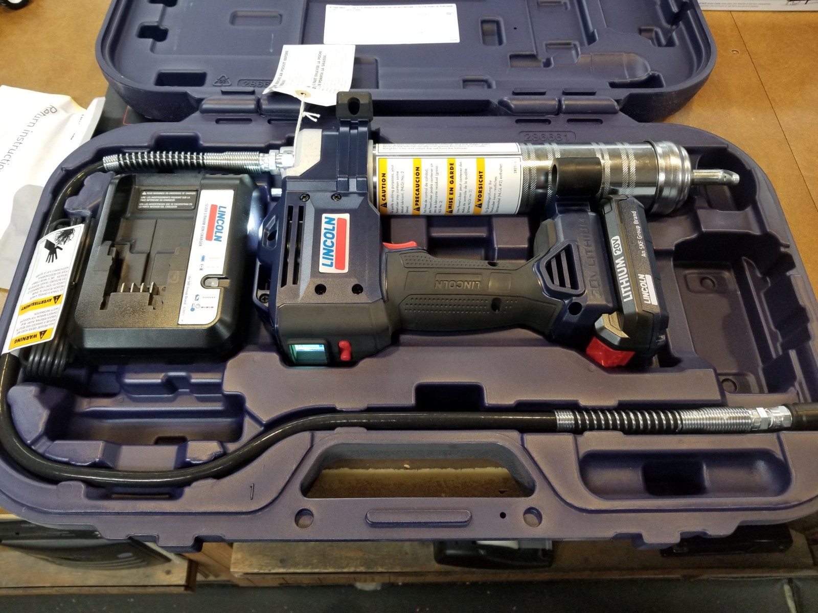 LINCOLN 20V LITHIUM ION POWER LUBER WITH LCD