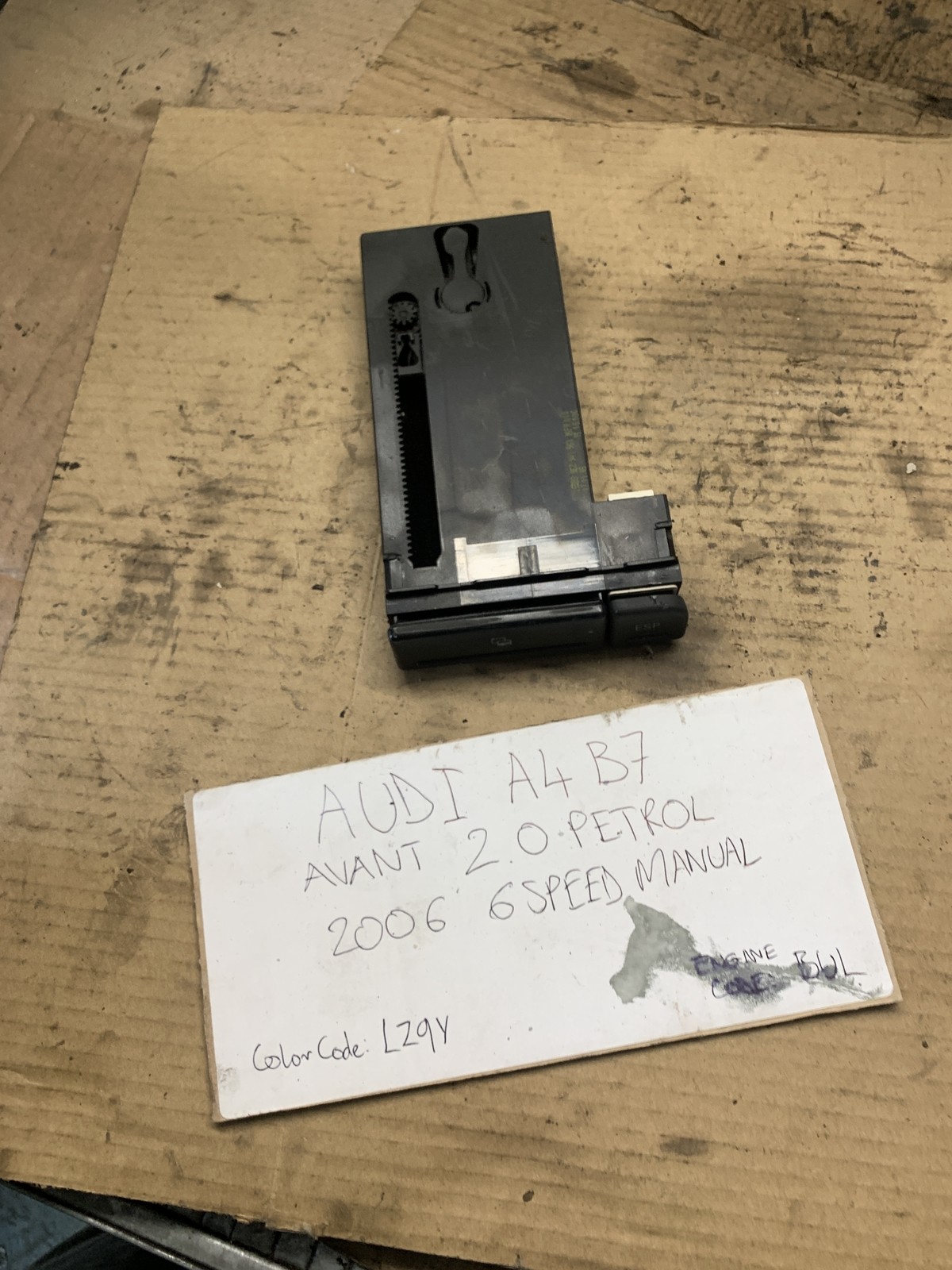AUDI A4 B7 AVANT 2006 2.0 PETROL DASHBOARD STORAGE BOX ESP SWITCH 8E2941561C