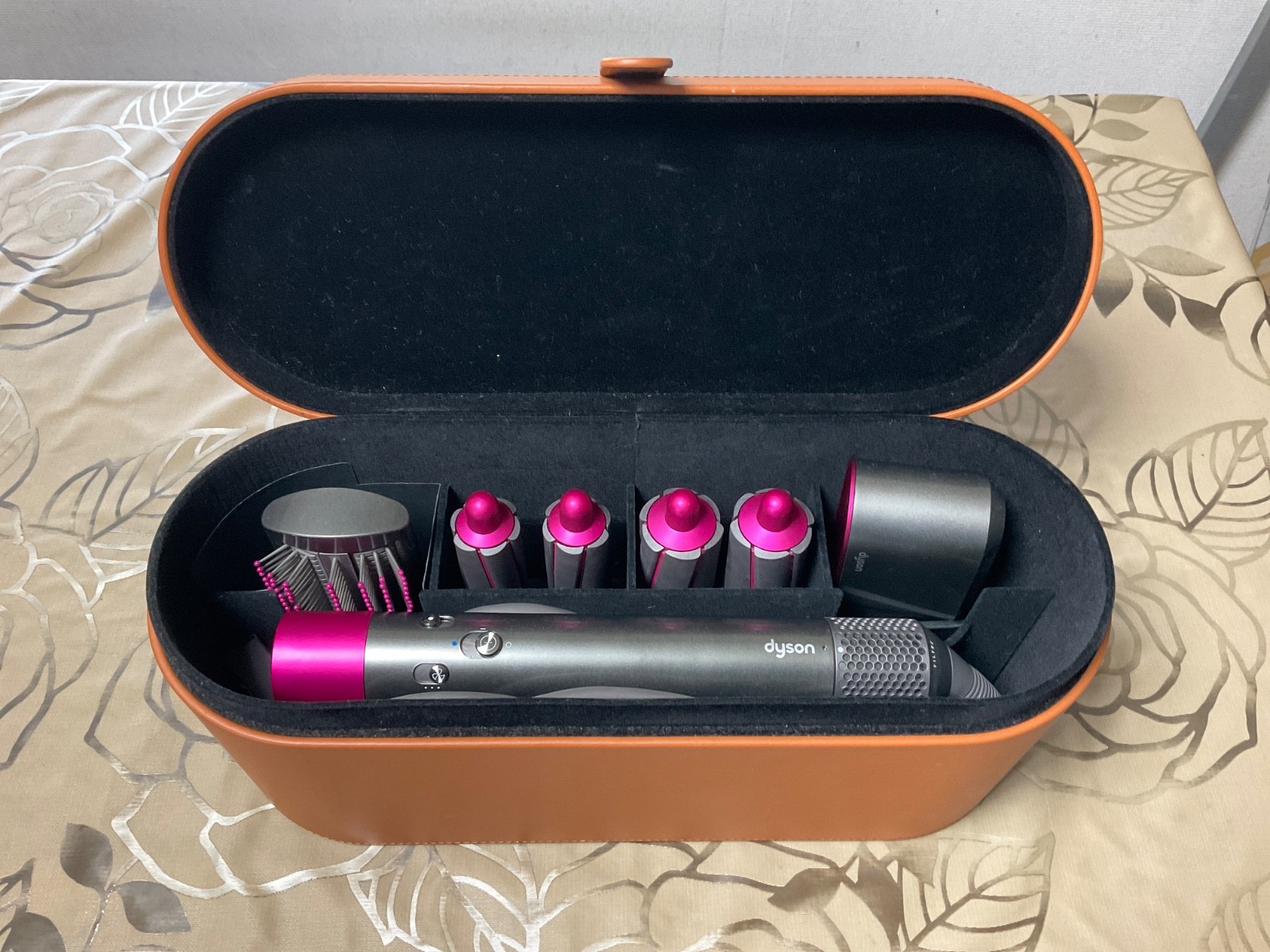 DYSON ダイソン　ヘアドライヤー　dryer　HS01　大風量　収納ケース付 DYSON ダイソン ヘアドライヤー dryer HS01 大風量 収納ケース付