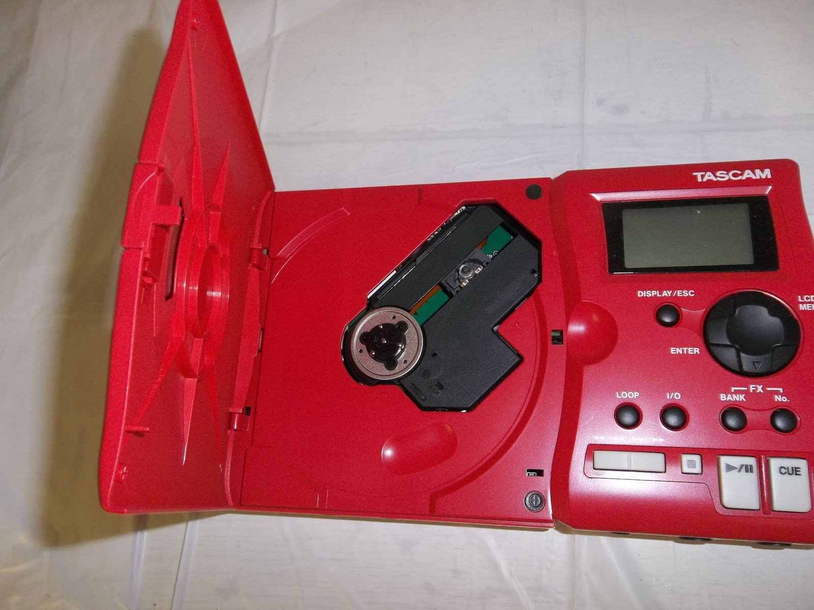 TASCAM CD-GT1 PORTABLE GUITAR TRAINER w/ TASCAM PS-PS5 AC ADAPTOR