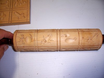 LOT VINTAGE CARVED WOODEN BUTTER PRINT STAMP MOLD COOKIE ROLLING PIN AND BLOCK