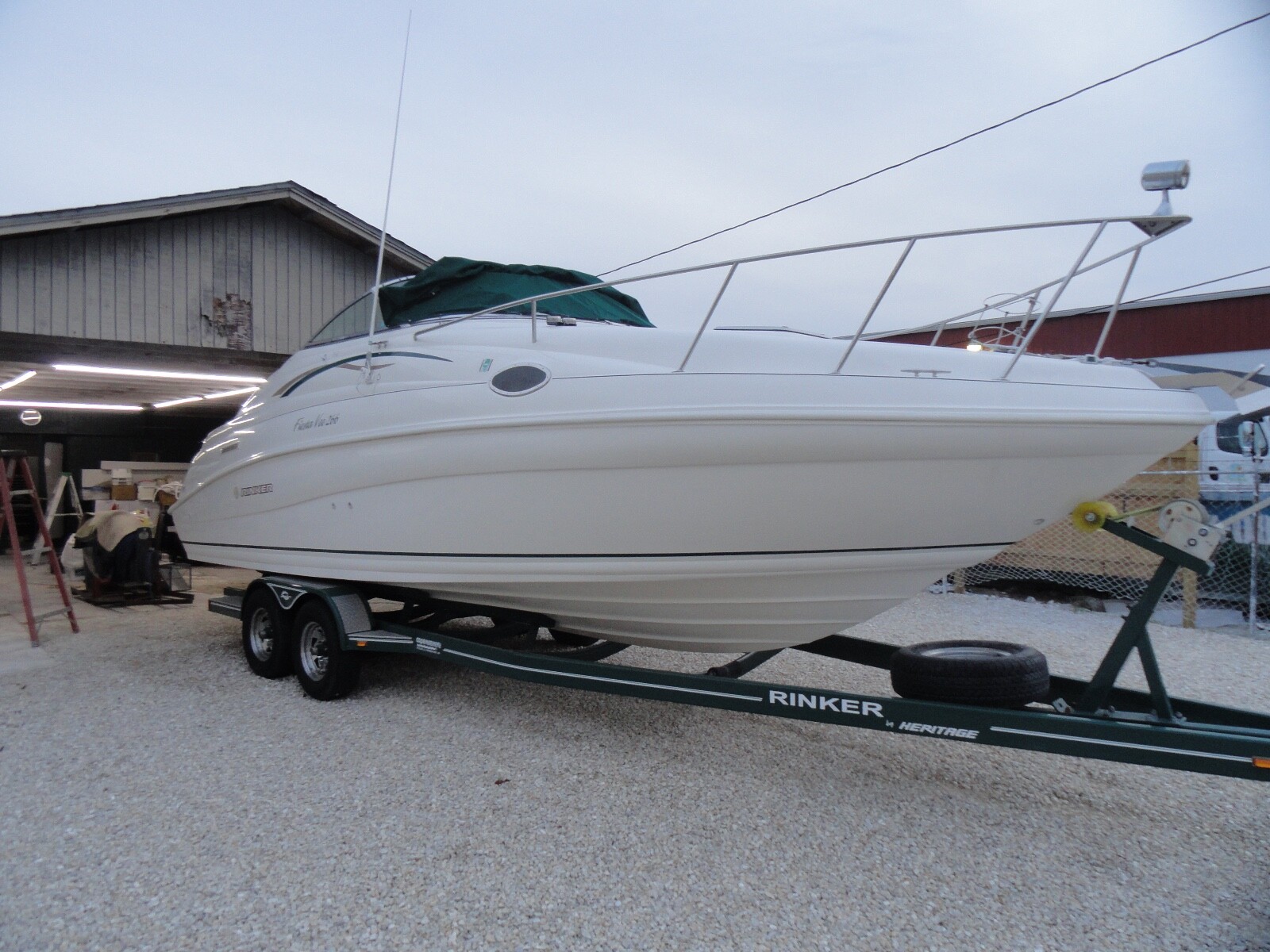1998 RINKER FIESTA VEE 266 FRESH WATER USE