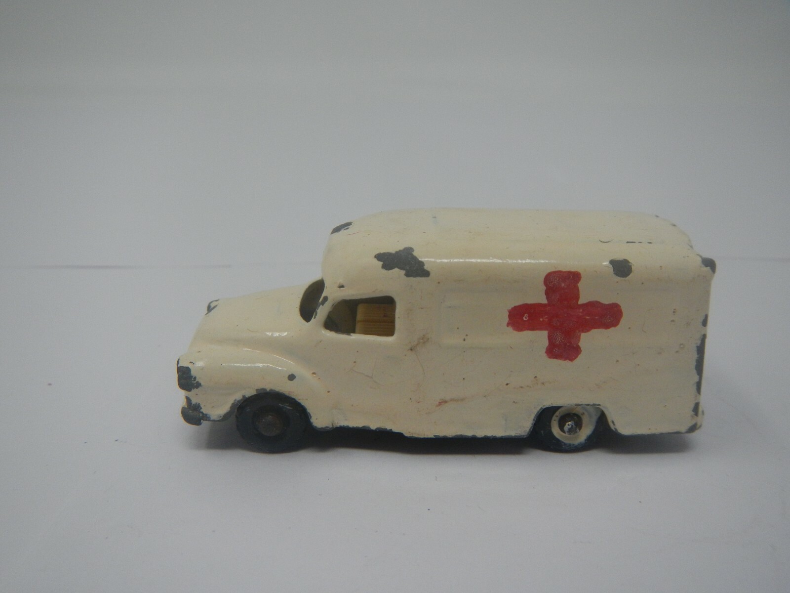 MATCHBOX 　No.14 　LOMAS AMBULANCE s-l400.jpg