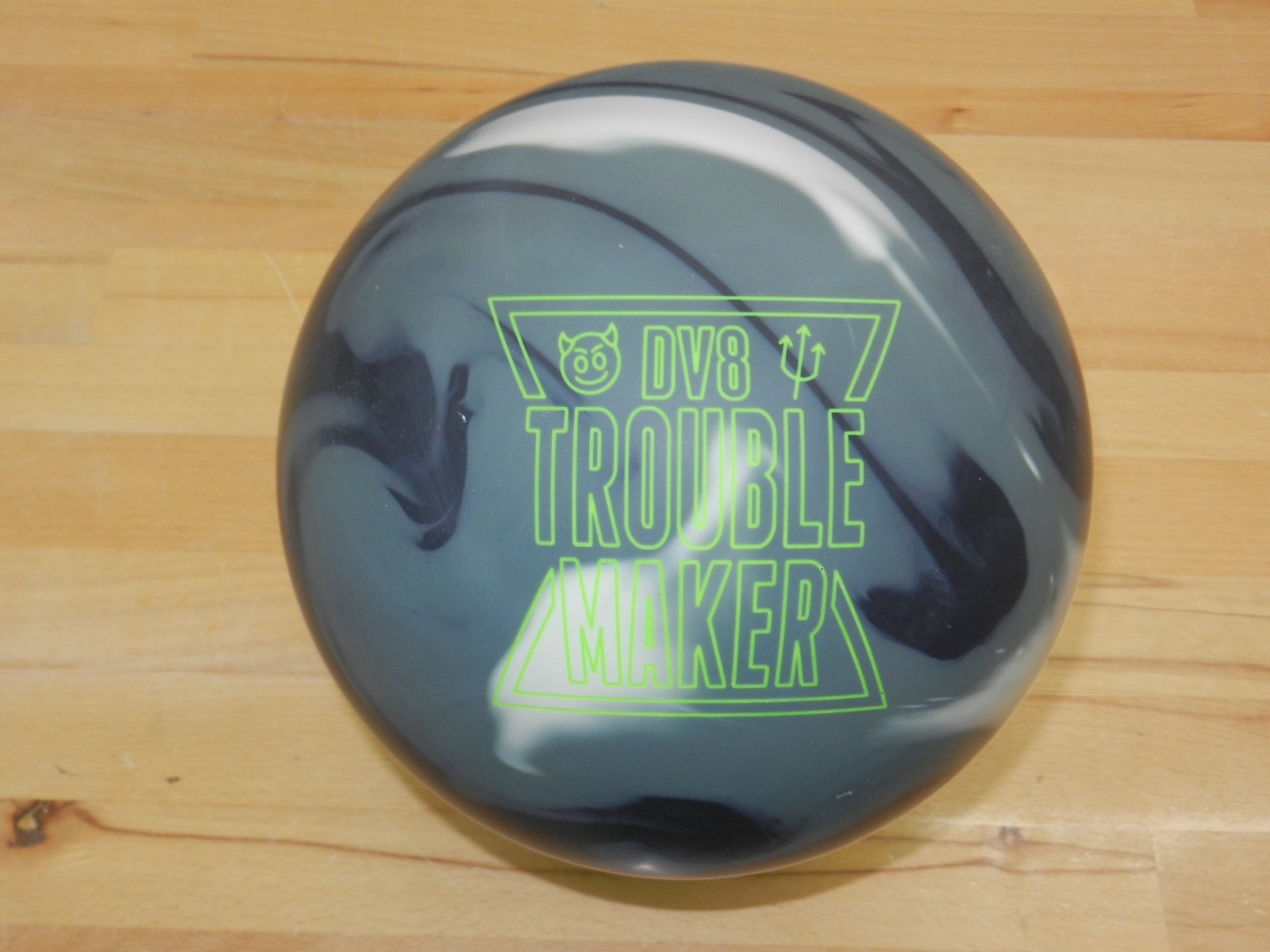 DV8 TROUBLE MAKER ボウリングボール 14ポンド３オンス DV8 Trouble Maker Bowling Ball + FREE SHIPPING - BowlersMart.com
