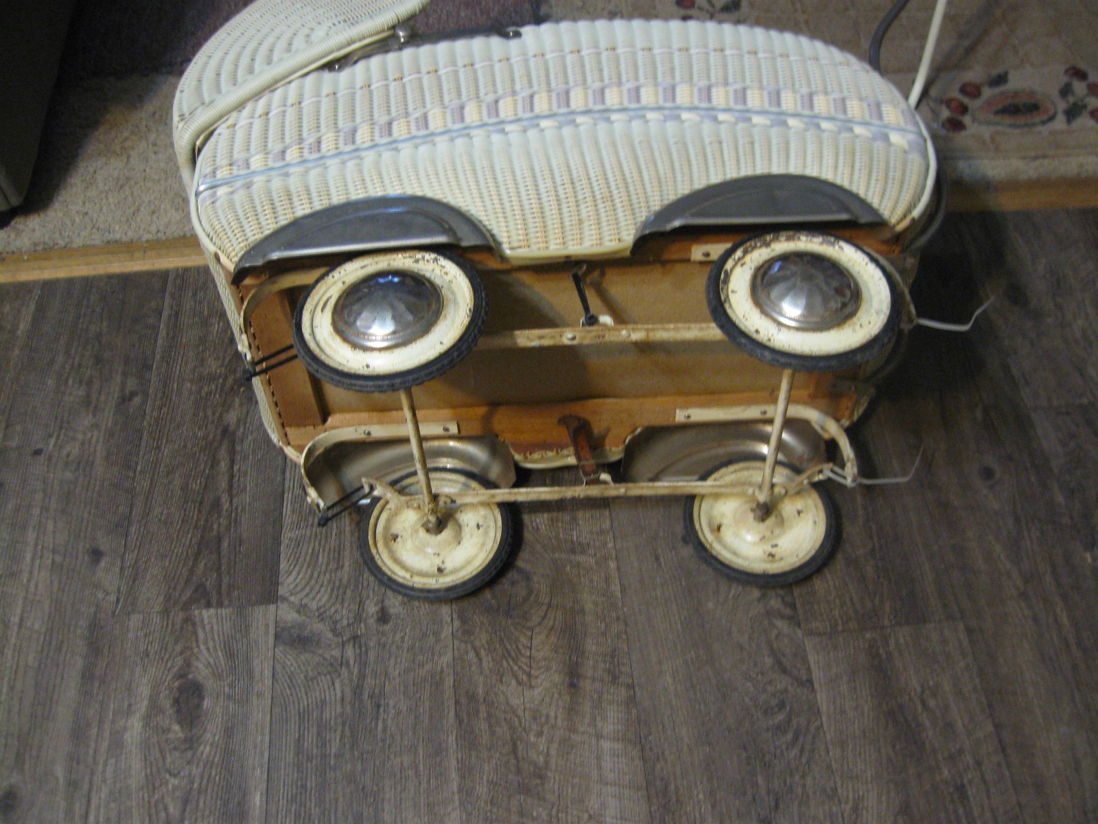 ANTIQUE BASKET STREAMLINE TAN WICKER CARRIAGE STROLLER BUGGY doll