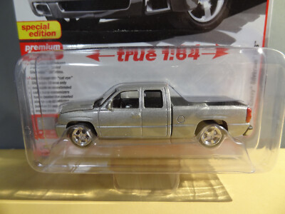 AUTO WORLD - MUSCLE TRUCKS - SILVER - 2006 CHEVY SILVERADO SS - SPECIAL EDITION