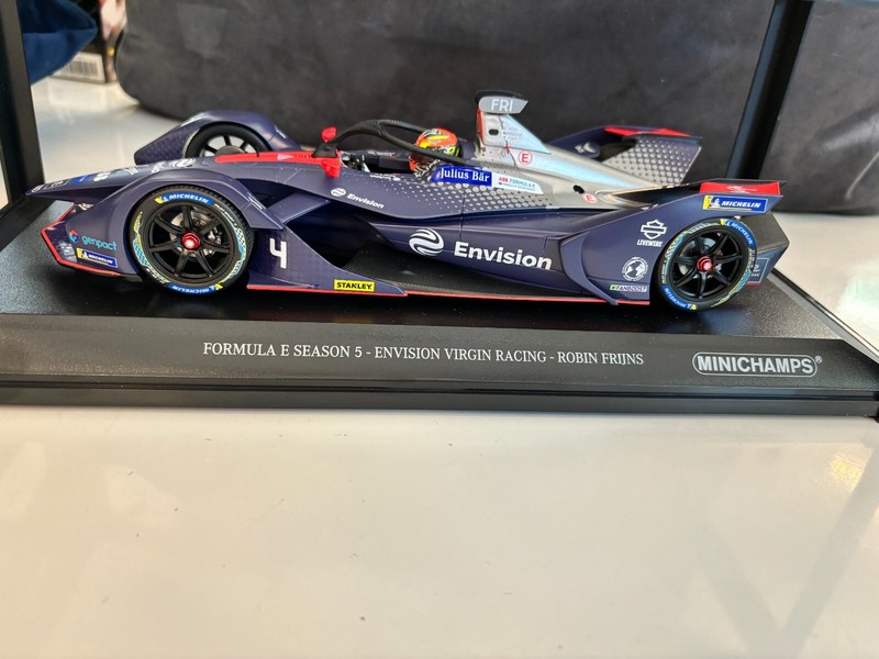 Minichamps 1/18 -  Formula E Season 5 Envision Virgin Racing Robin Frijns