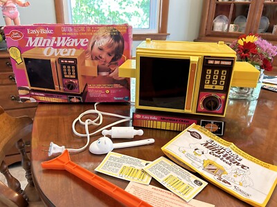 VINTAGE EASY BAKE OVEN 1978 Mini Wave Box Pans Mix Betty Crocker Kenner WORKS