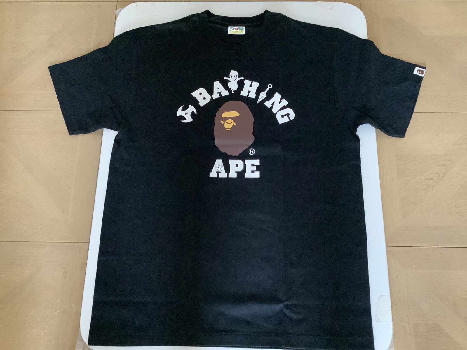 【A BATHING APE】2色展開 NINJA COLLEGE TEE UNISEX 要在庫確認 NINJA COLLEGE TEE | bape.com