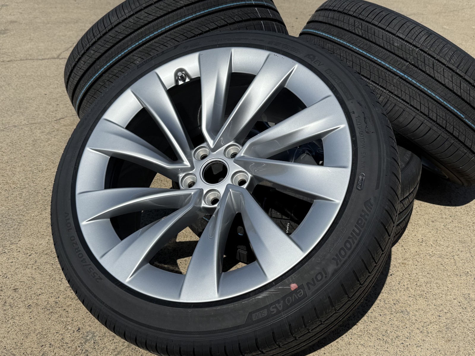 4X 20” 2025 Tesla Model Y Juniper wheels Hankook EVO 255/40