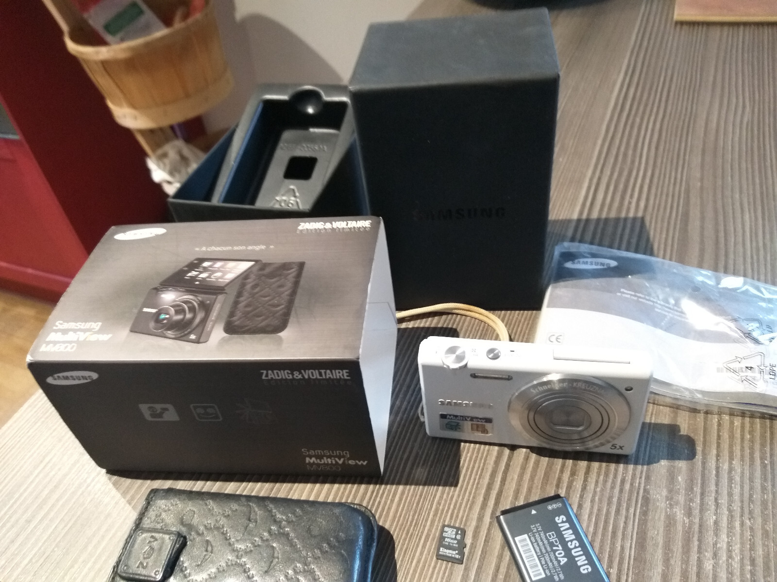 Samsung MV800 16.1MP Digital Camera white 5X Optical Zoom Touch Screen Flip Work