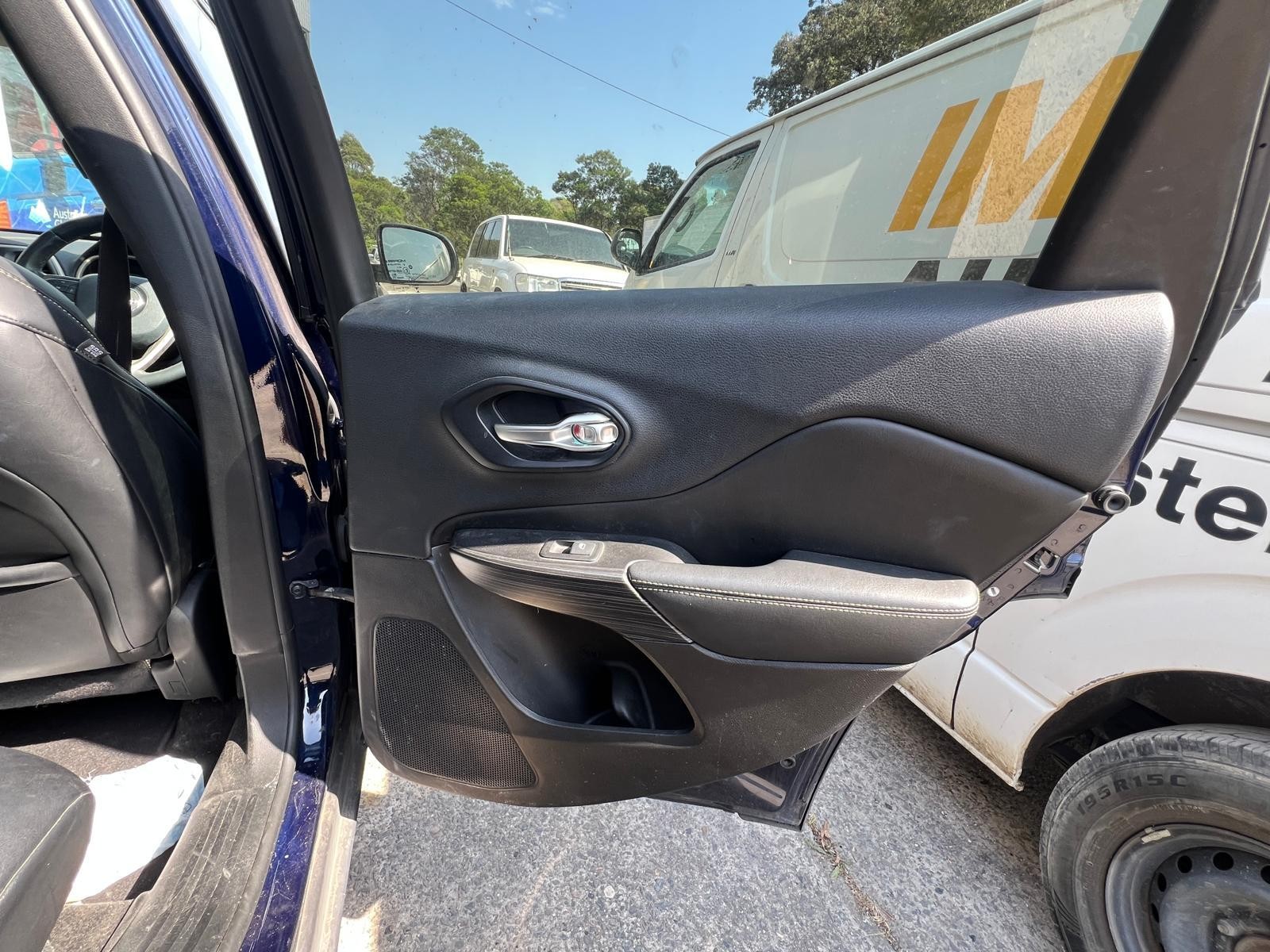 JEEP CHEROKEE KL 02/2014-03/2018 LEFT HEADLAMP BI-XENON WITH BLACK INSERT - thumbnail 8