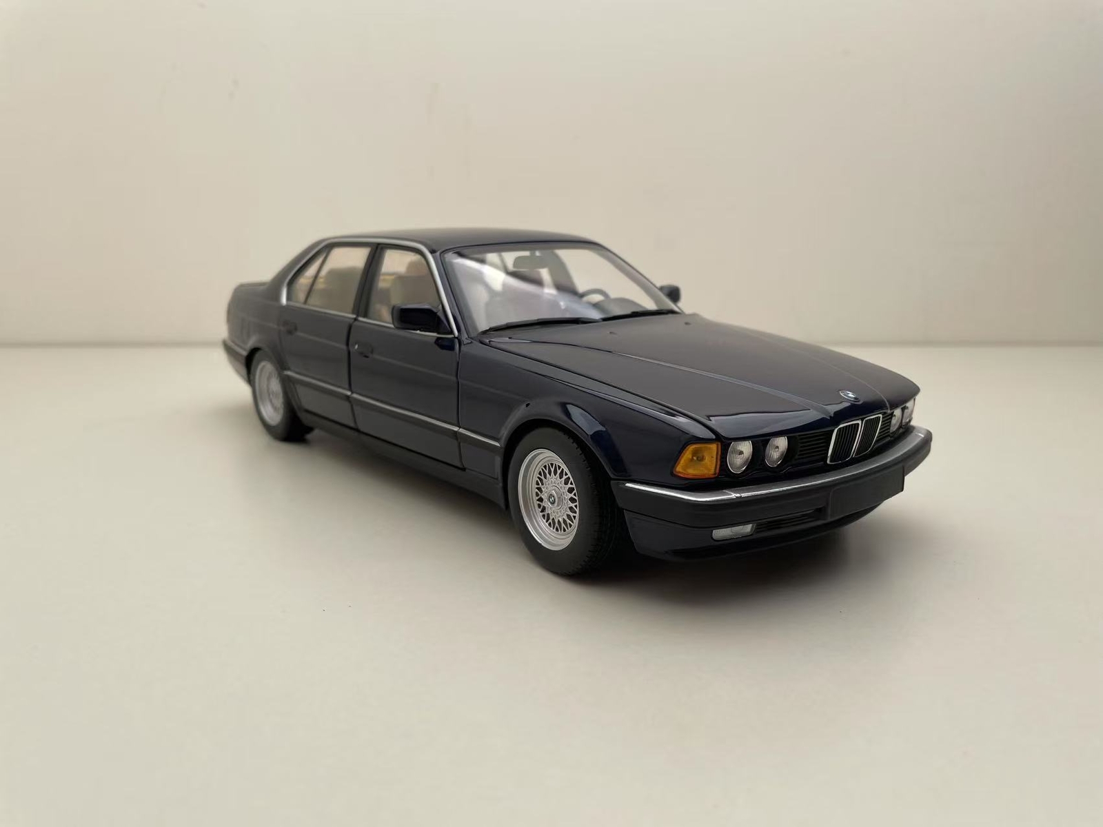 希少 1/18 BMW 730i ミニチャンプス(MINICHAMPS) E32 Minichamps 1:18 scale BMW 730i Sedan(E32) 1986(Light Blue