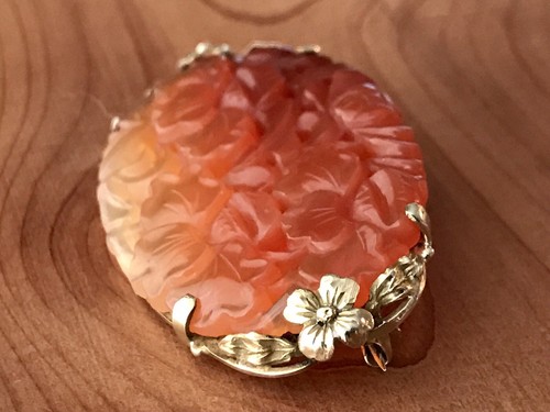 VINTAGE ANTIQUE CHINESE CARVED RED ORANGE JADE WITH 14K YELLOW GOLD PIN BROOCH