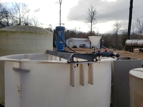 2000 Gallon poly tank WITH Tote Mixer 3HP/1750 RPM Electric Motor