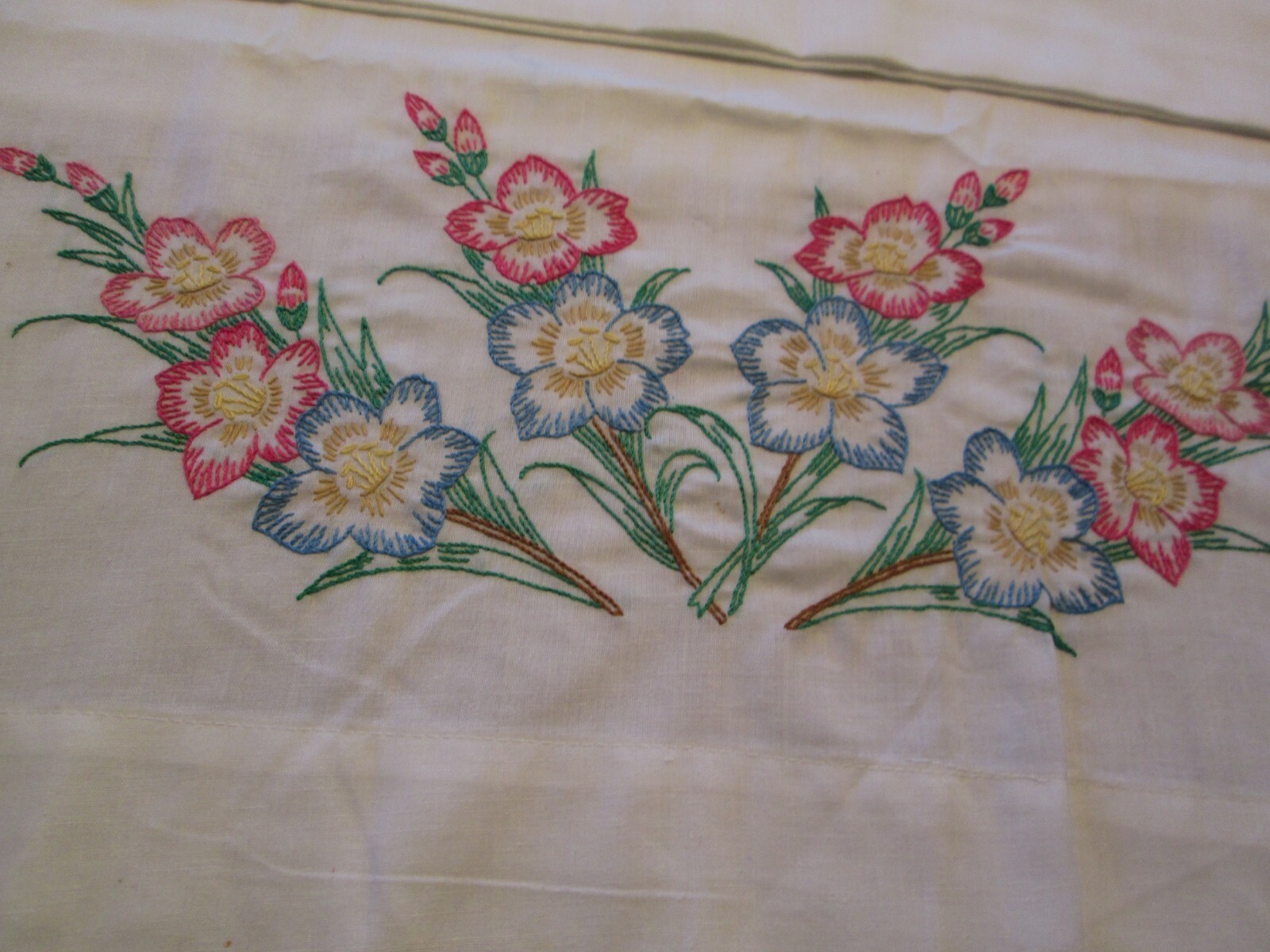 Pair White Pillowcases Embroidery Flowers Pink Blue Wrinkle Free Cotton Bland