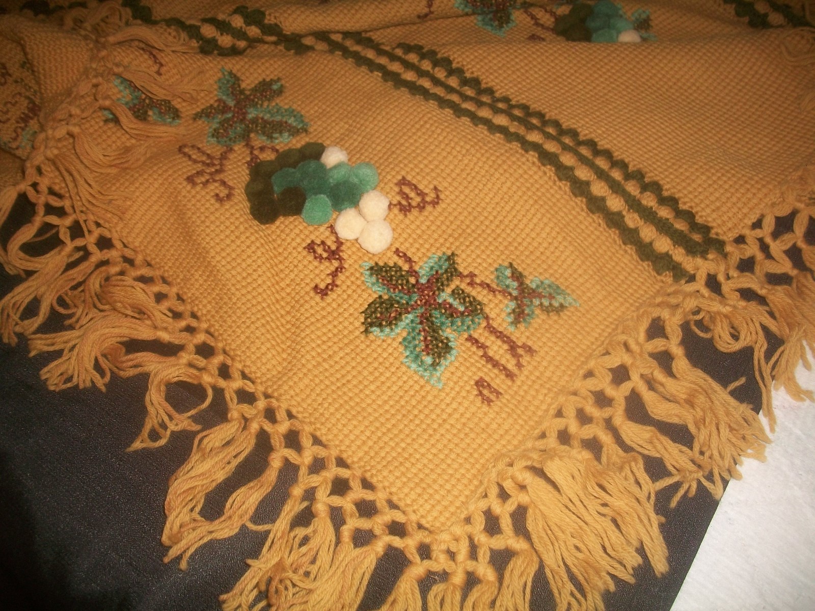 VTG HANDMADE KNITTED BED TOPPER ELABORATE W/3-D POMPOM DESIGN/ 6