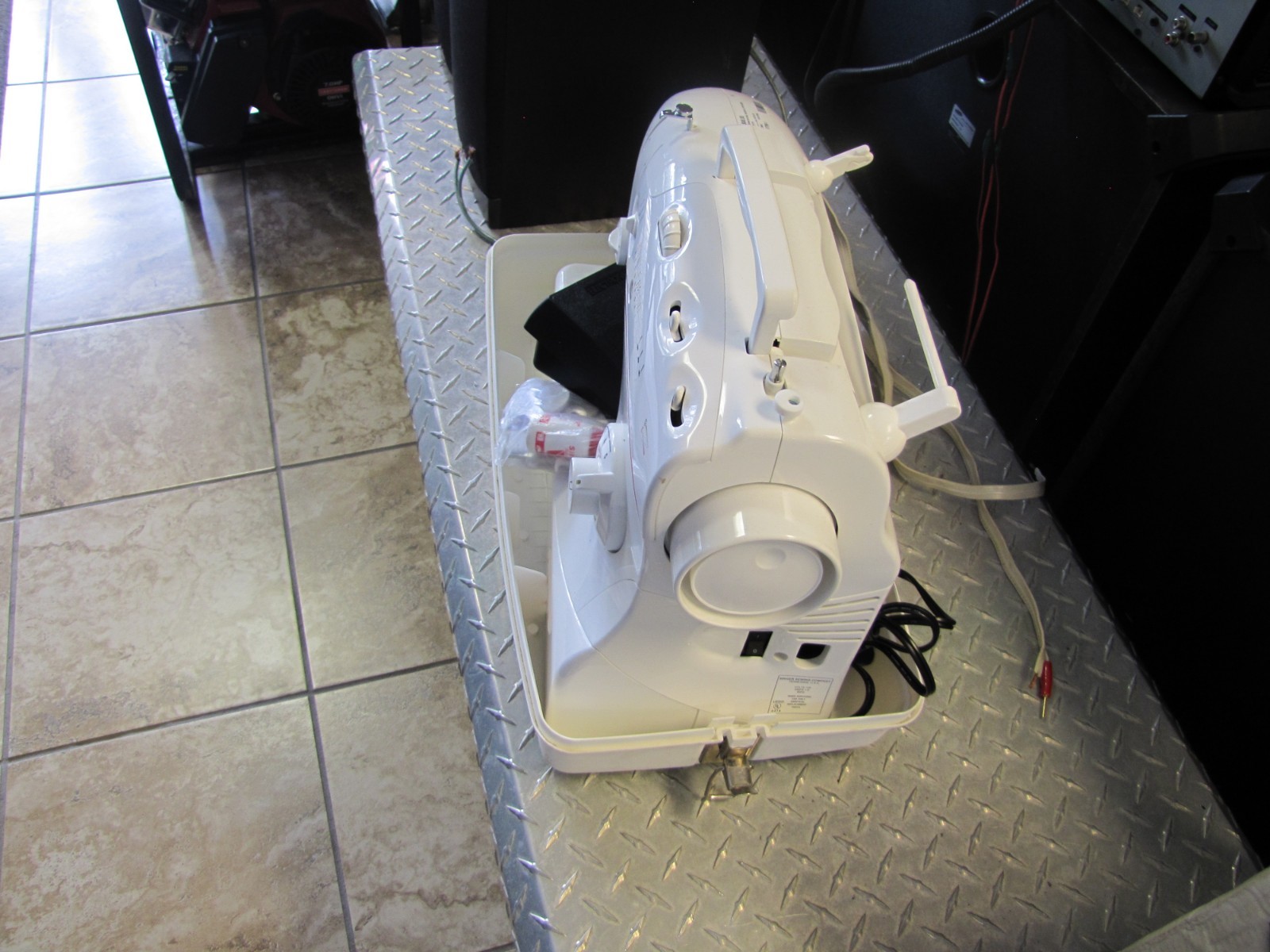 Singer Sewing Machine w Case. 2960C