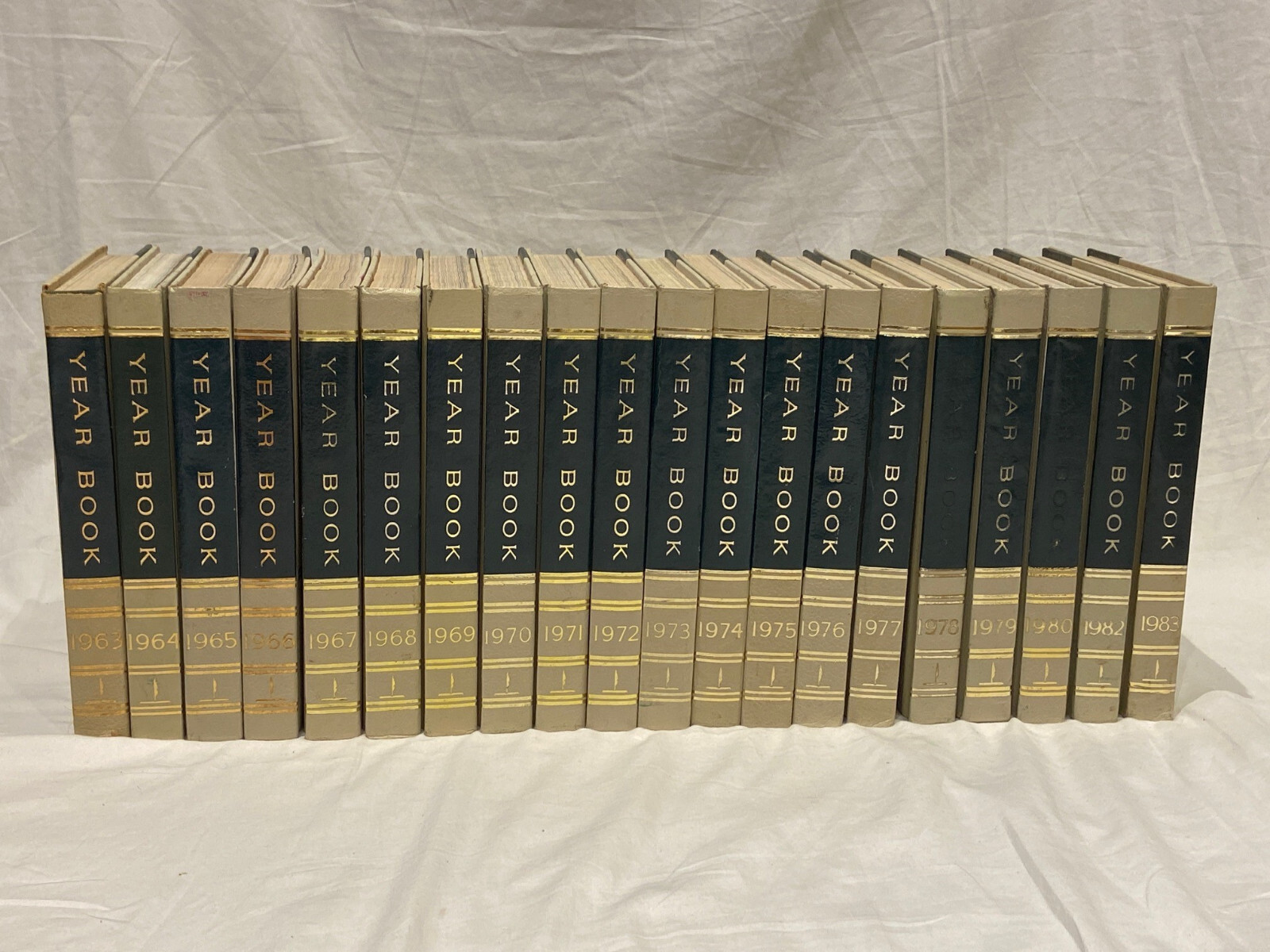 ムネ　⭕️ ENCYCLOPEDIA YEAR BOOK 1971 〜 80 $_57.JPG?set_id=880000500F