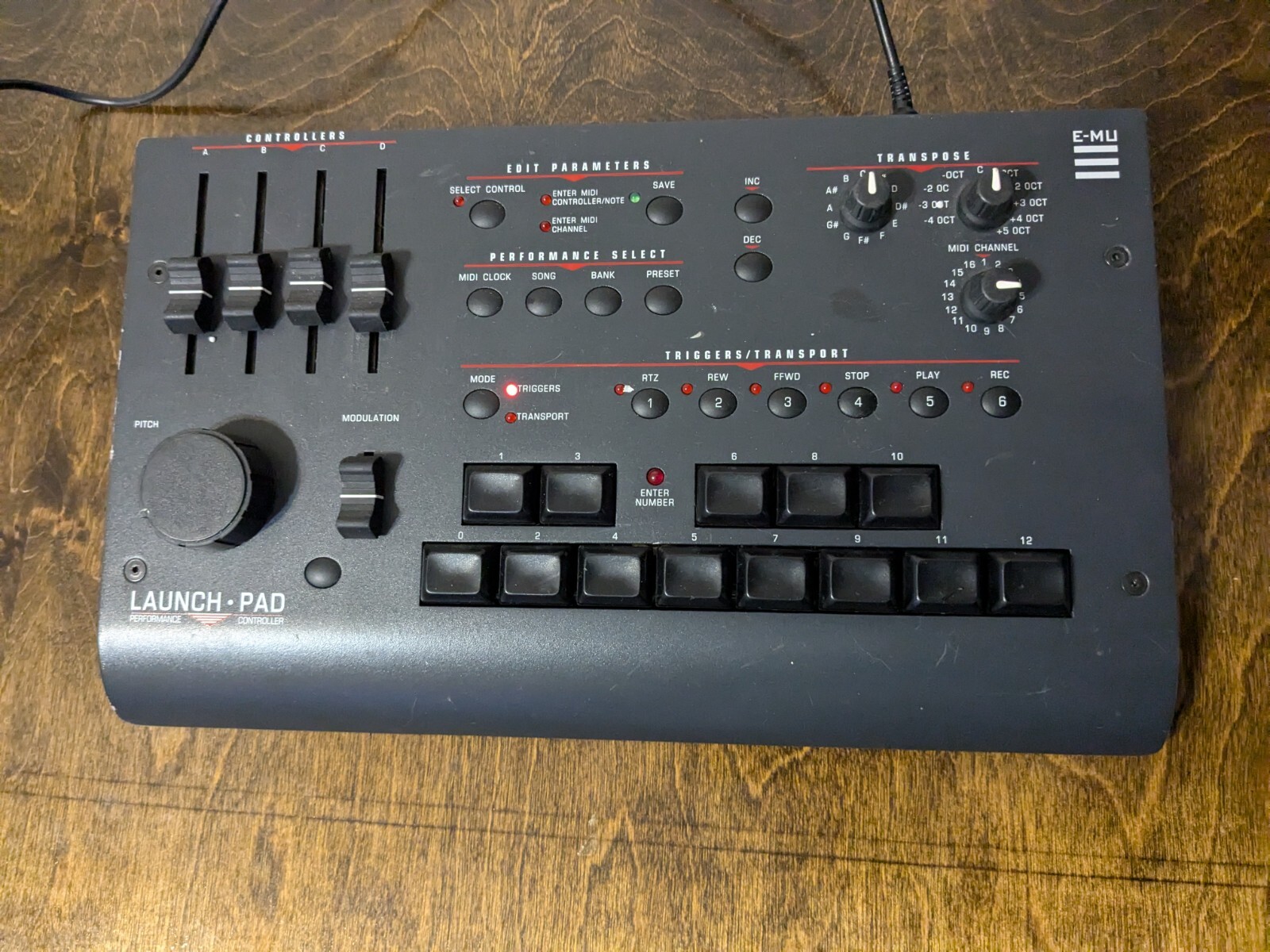 DTM・DAW E-MU  LAUNCH PAD  CONTROLLER E-MU EMU Launchpad Performance Controller MIDI - tested