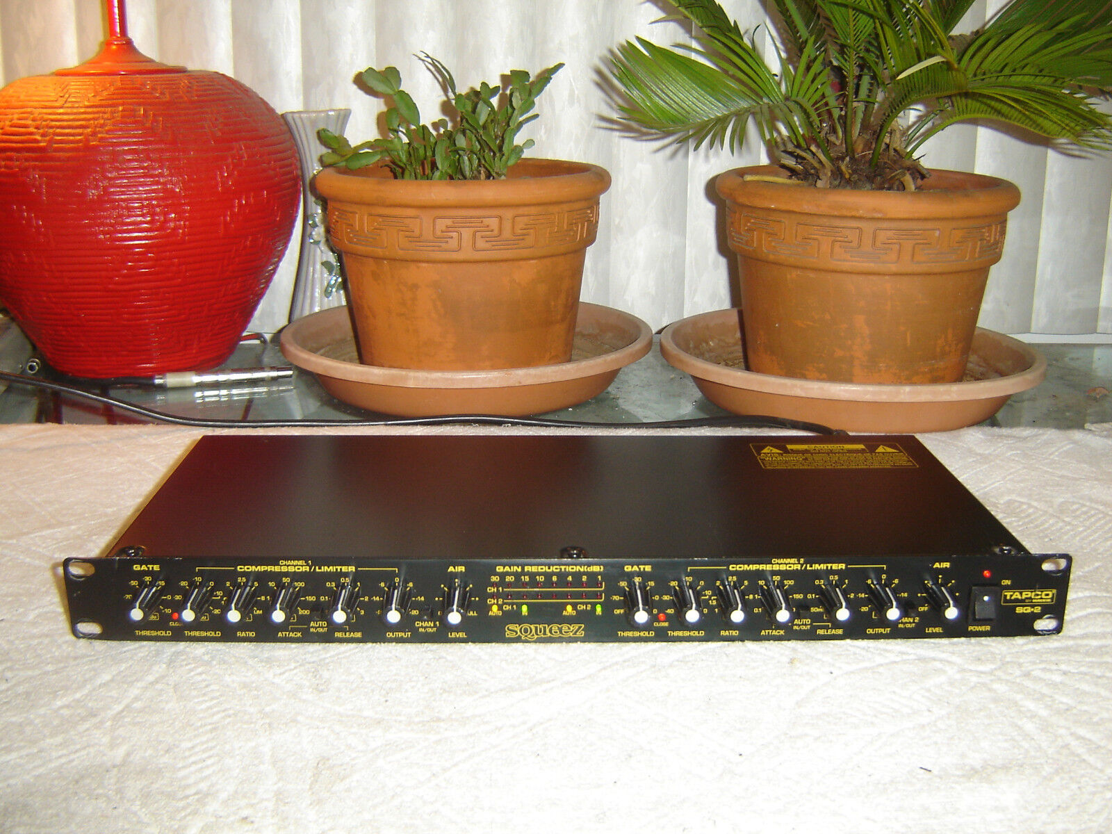 Tapco Mackie SQ-2, Squeeze, 2 Channel Compressor Limiter Tapco Mackie SQ-2, Squeeze, 2 Channel Compressor Limiter