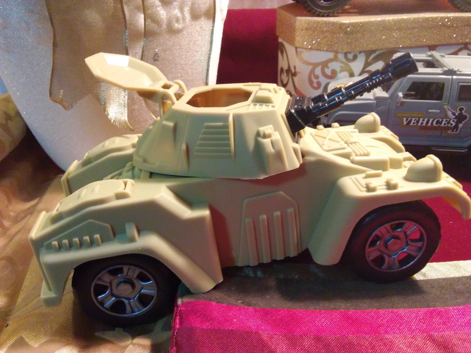 Military toy Vehicles lot of 4 Tank, Jeep and two Hummers