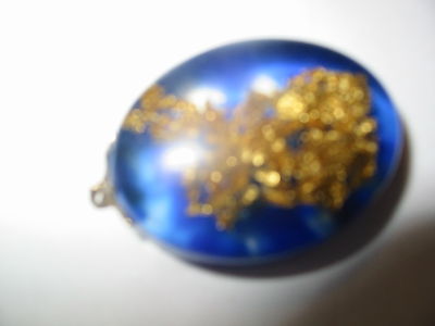 Vintage Pendant GOLD FLAKE in LUCITE RESIN blue approx 1 1/2''