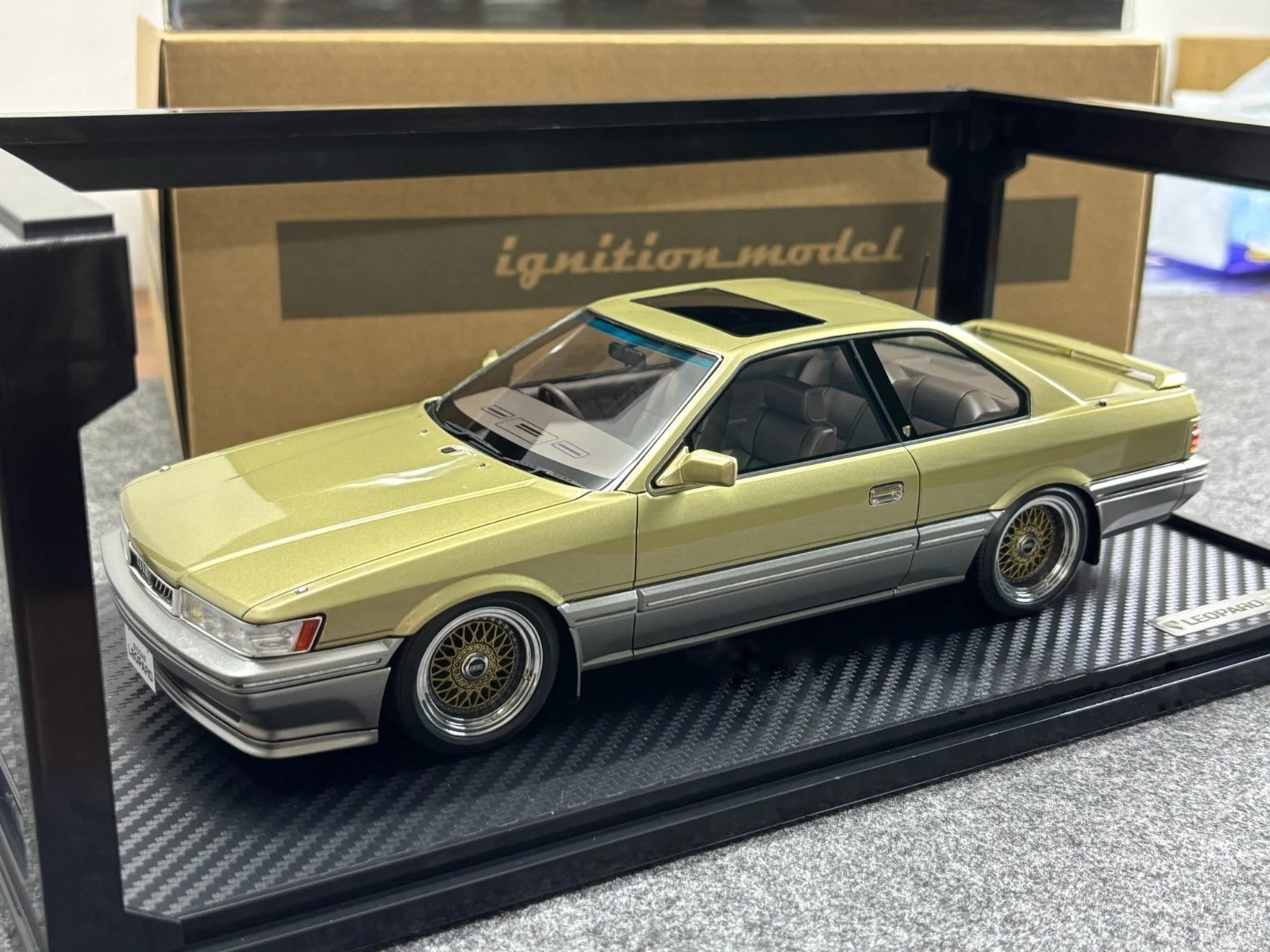 LEOPARD ゴールドミニカー ignition.model Ignition Model 1/18 Nissan Leopard 3.0 Ultima F31 Gold