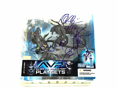 Alien VS Predator Signed Action Figure Alec Gillis Ian Whyte Tom Woodruff Jr COA