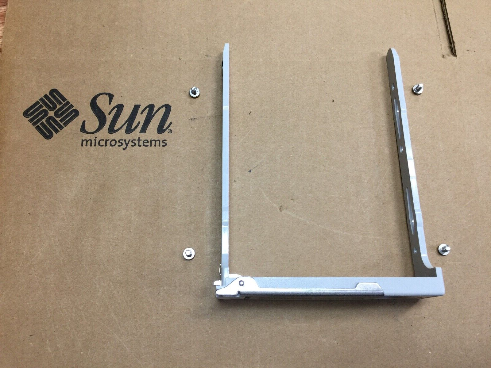 SUN 330-2240 =540-6562 disk BRACKET ,4xScrews, Ultra systems SUN 330-2240 =540-6562 disk BRACKET ,4xScrews, Ultra systems