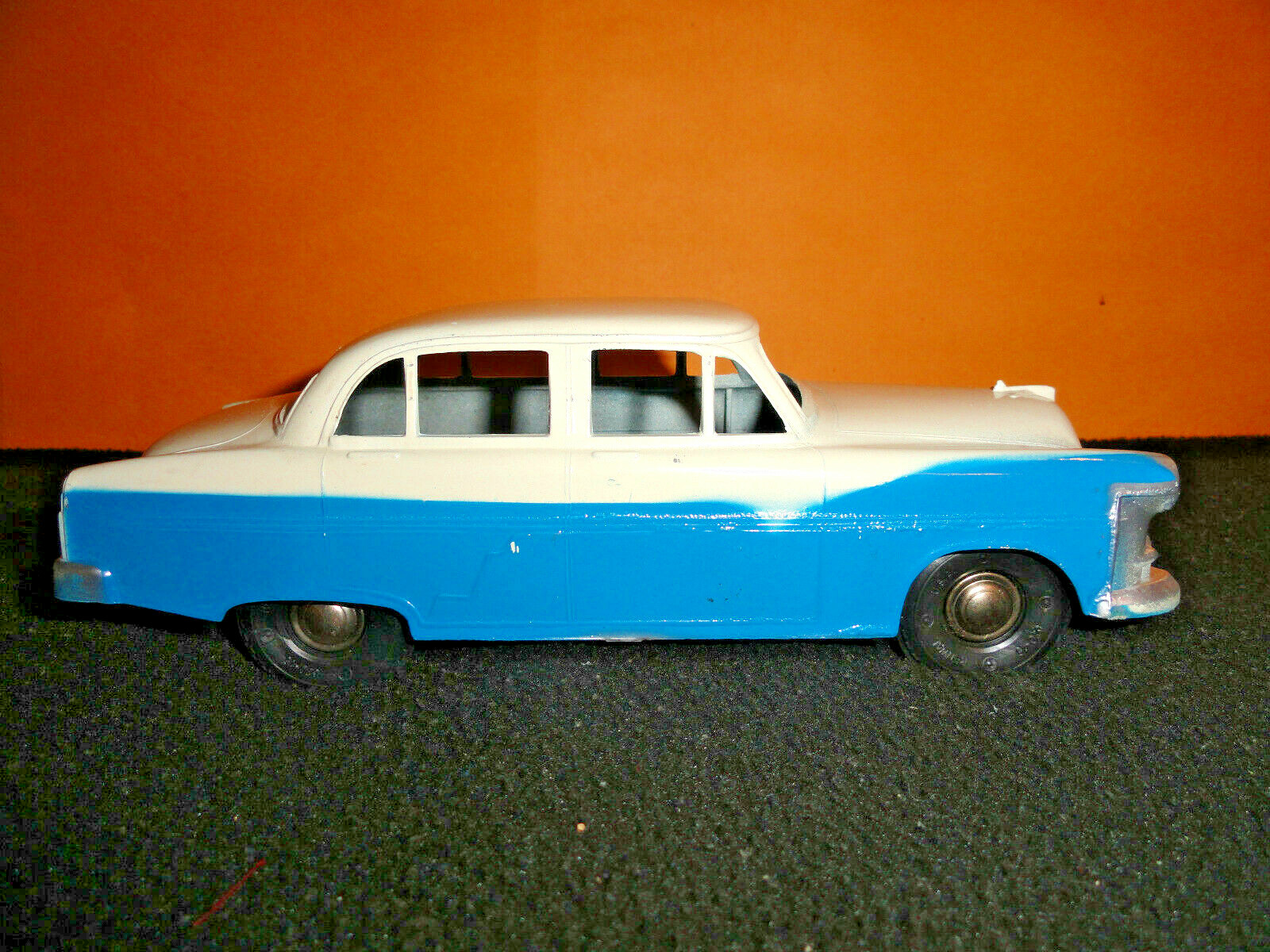 RENWAL 54 FORD CRESTLINE SEDAN BLUE/WHITE TRUE SCALE REPLICA METAL FRICTION N/M