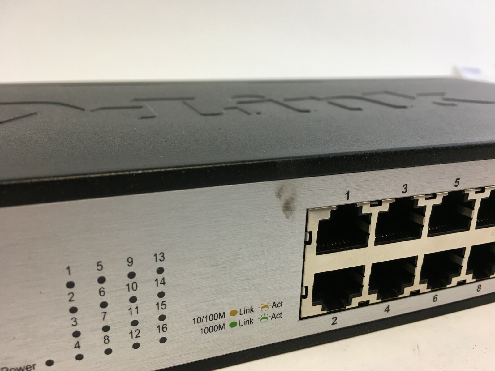 коммутатор des-1016d.