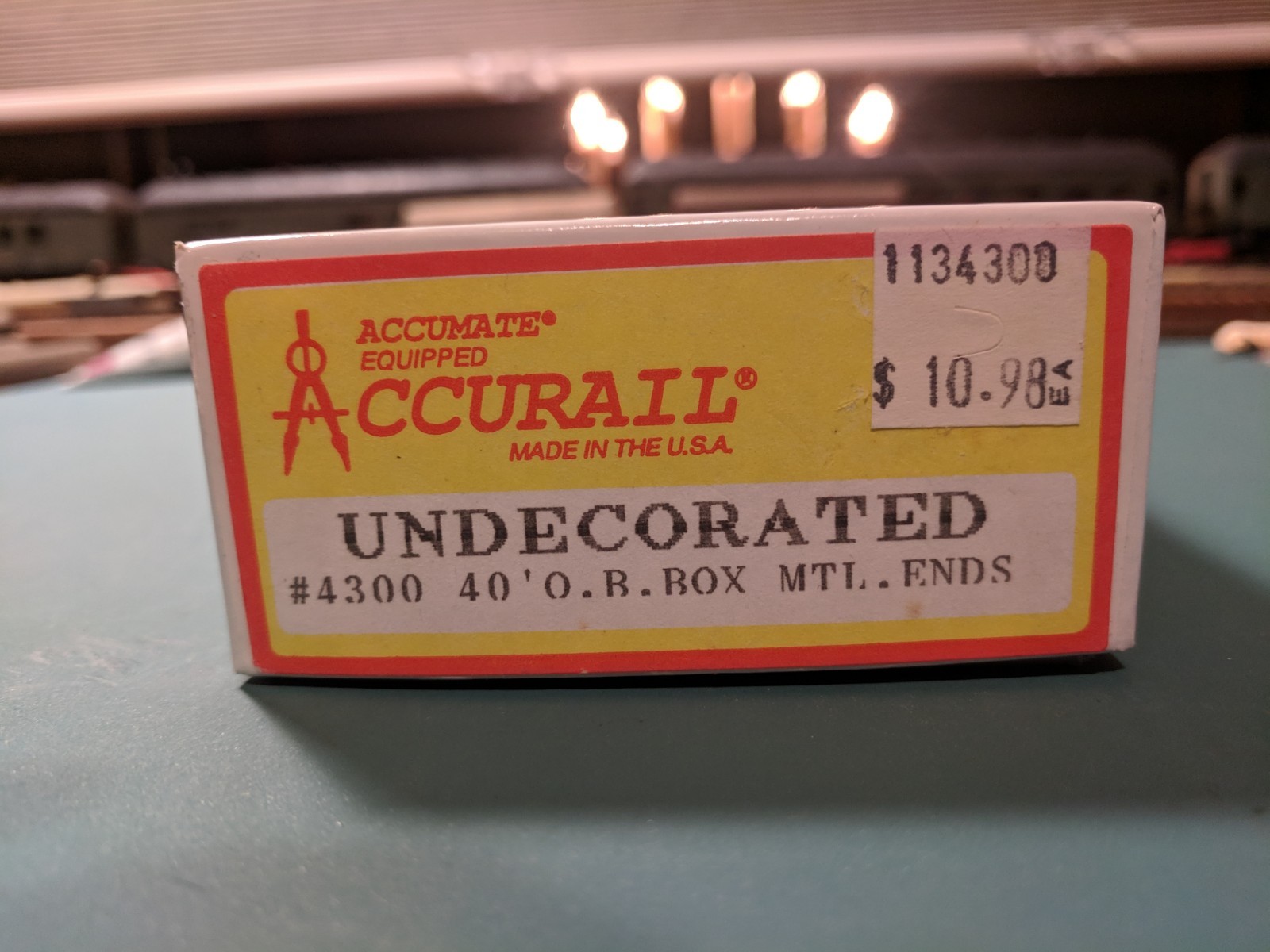 Accurail #4500 - 40' Outside-braced Wood Boxcar, Metal Ends & Doors, Undecorated