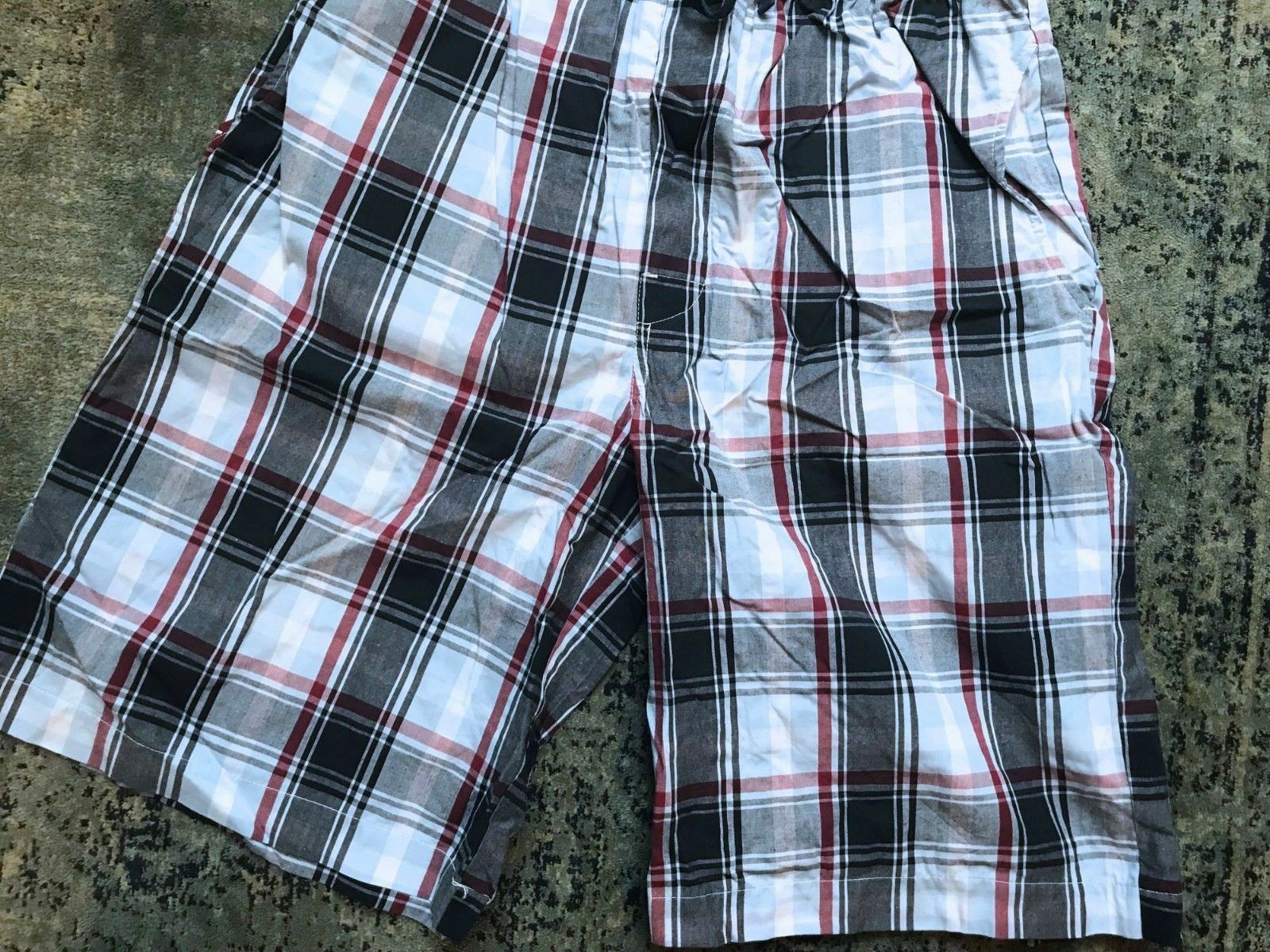 MAJESTIC INTERNATIONAL NEW RED BLUE BLACK WHITE Plaid Mens Medium Shorts NWOT