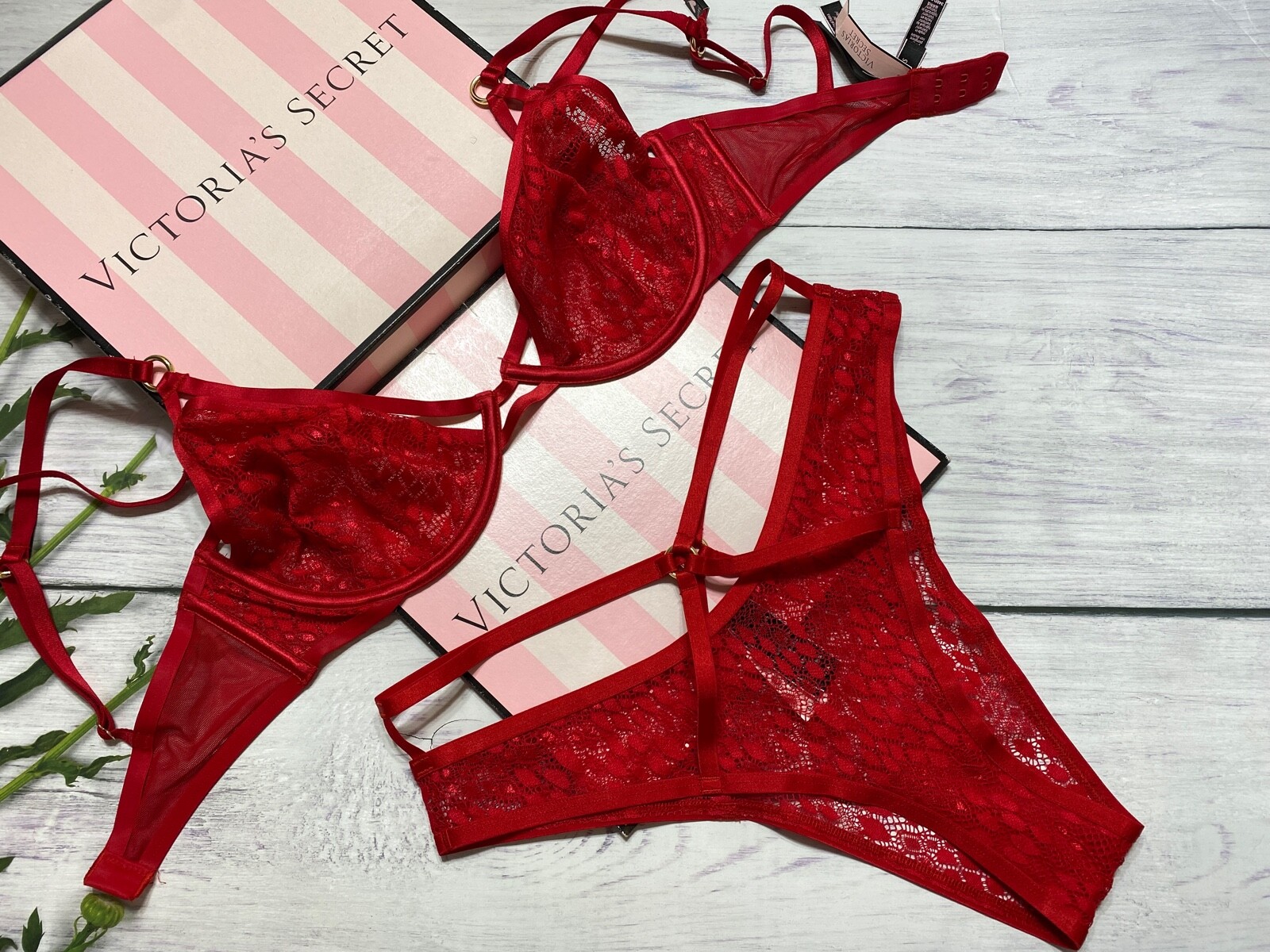 NWT Victorias Secret Очень сексуальный бюстгальтер без подкладки со змеиным кружевом и глубоким вырезом, красный комплект