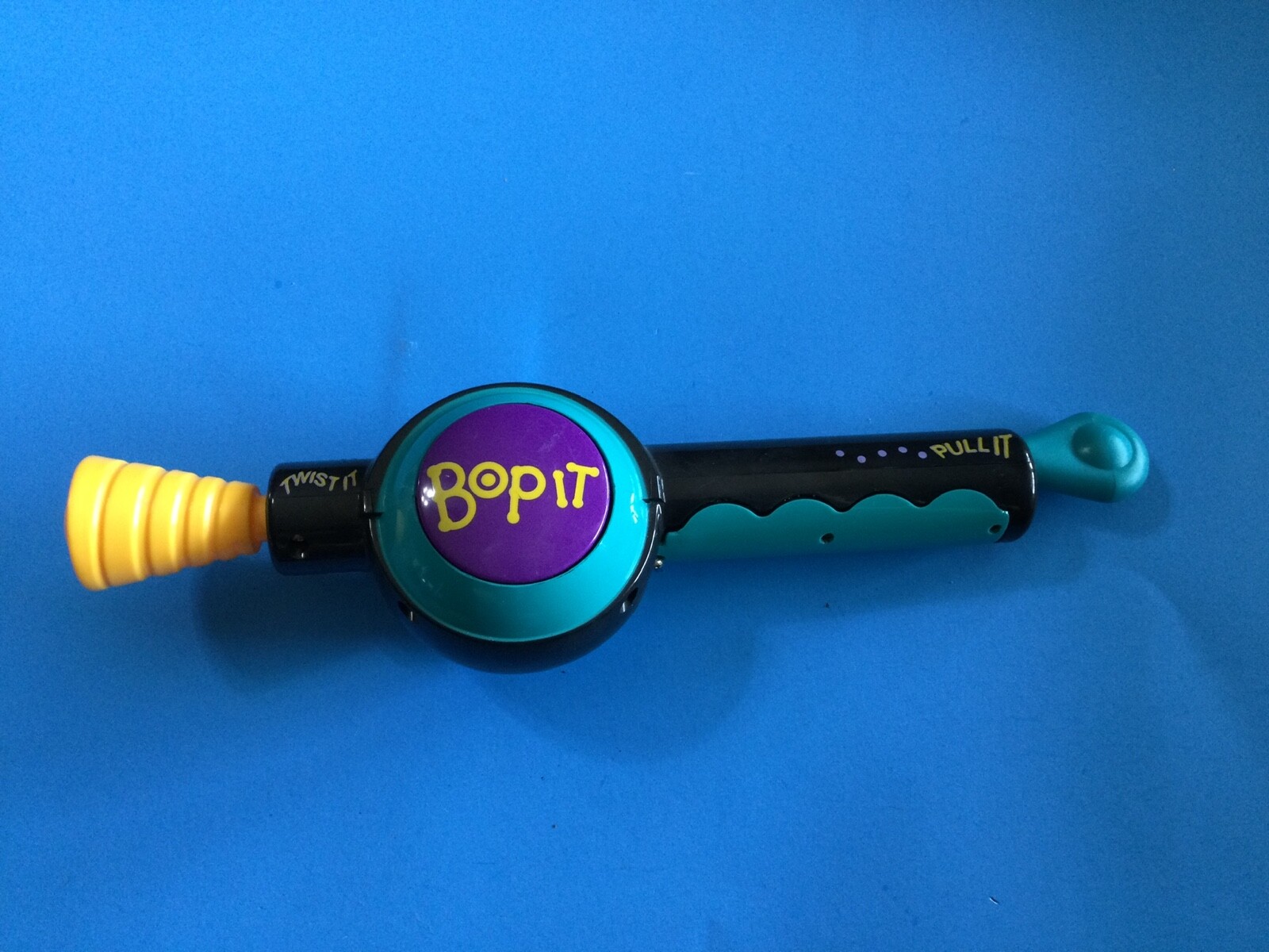 Bop it ゲーム　おもちゃ ポップイット Bopit Amazon.com: Hasbro Gaming Bop It Extreme Electronic Game for