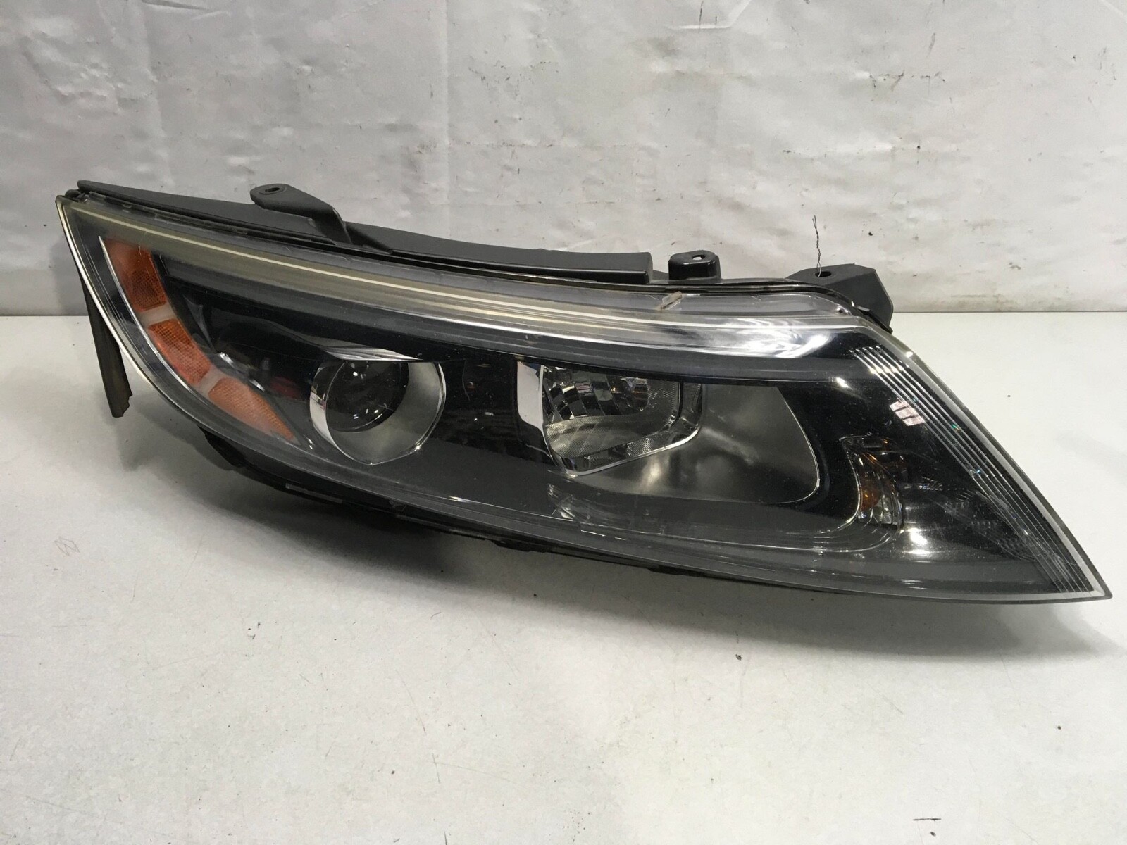 2011-2013 Kia Optima passenger side Headlight OEM 92102