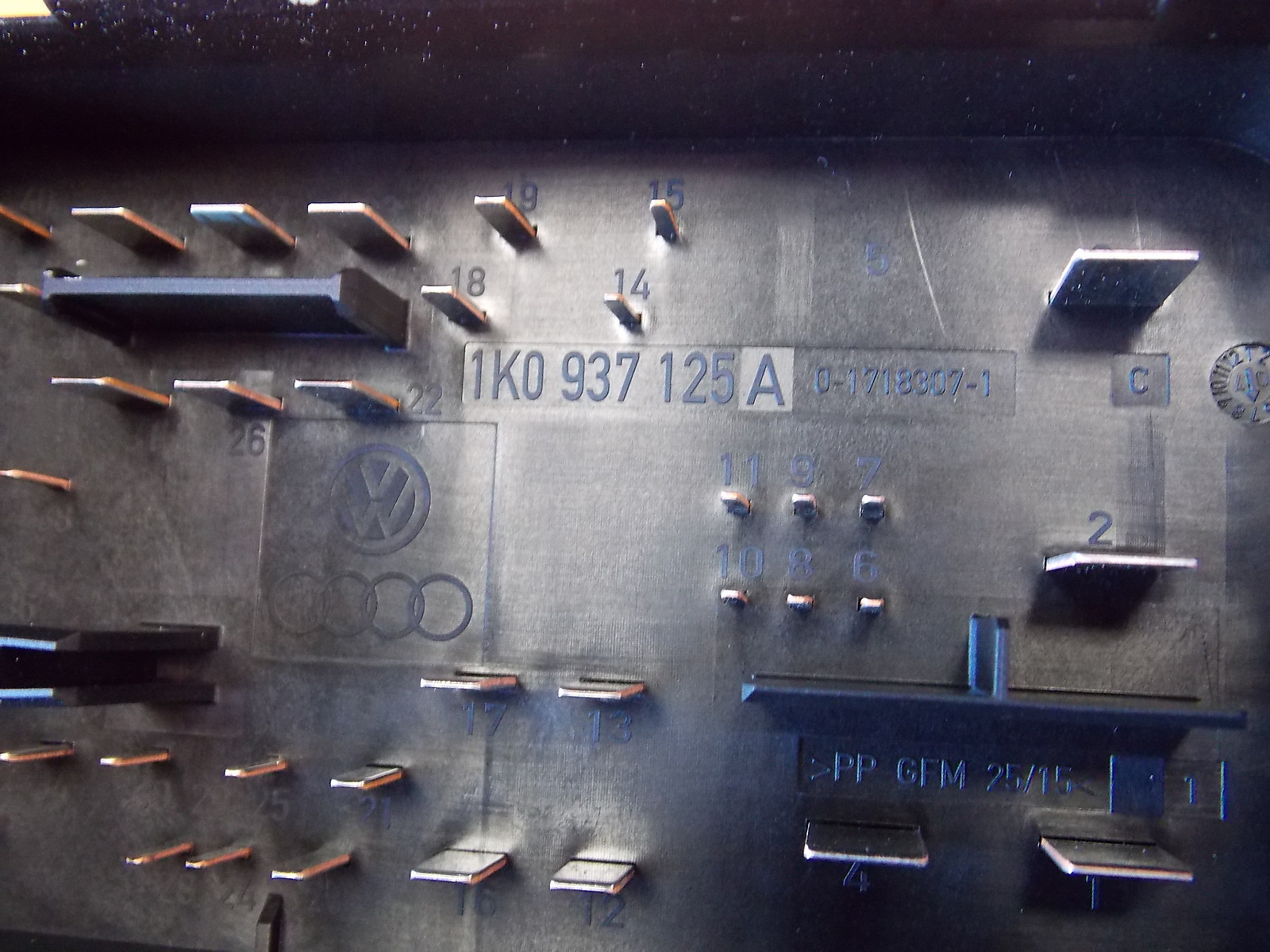 Solid Spares. TOP QUALITY AUTO PARTS. ITEM DESCRIPTION. SKODA OCTAVIA II 1Z  1.9 TDI '07 FUSE BOX